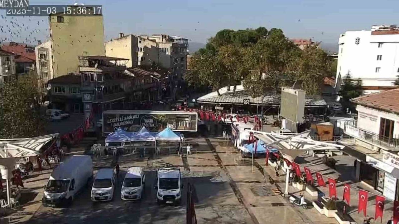 Sındırgı'da 4.9 Büyüklüğündeki Depremin Anı: Meydan Kameralarına Yansıdı