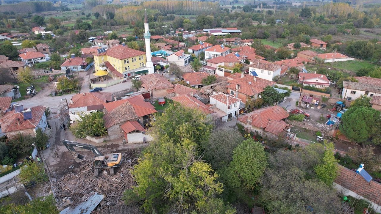 Sındırgı'da ağır hasarlı yapıların kontrollü yıkım çalışmaları sürüyor