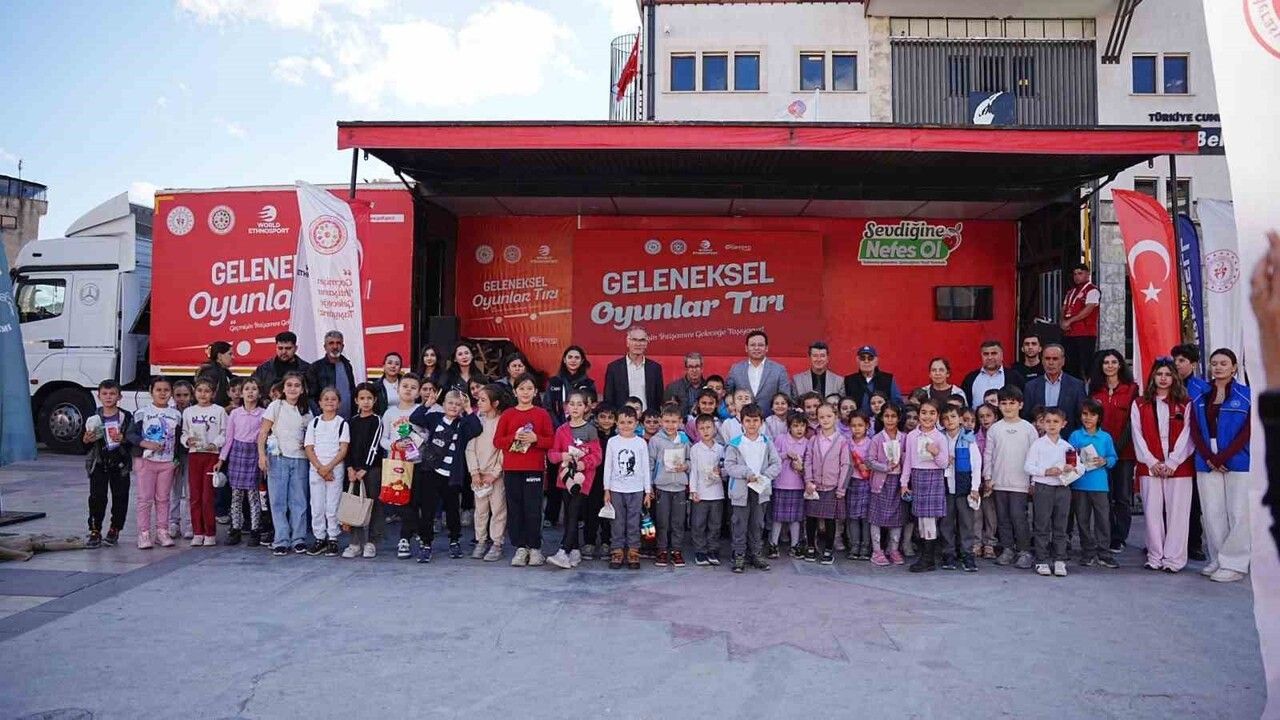 Sındırgı'da 'Geleneksel Oyunlar Tırı' çocuklara moral verdi