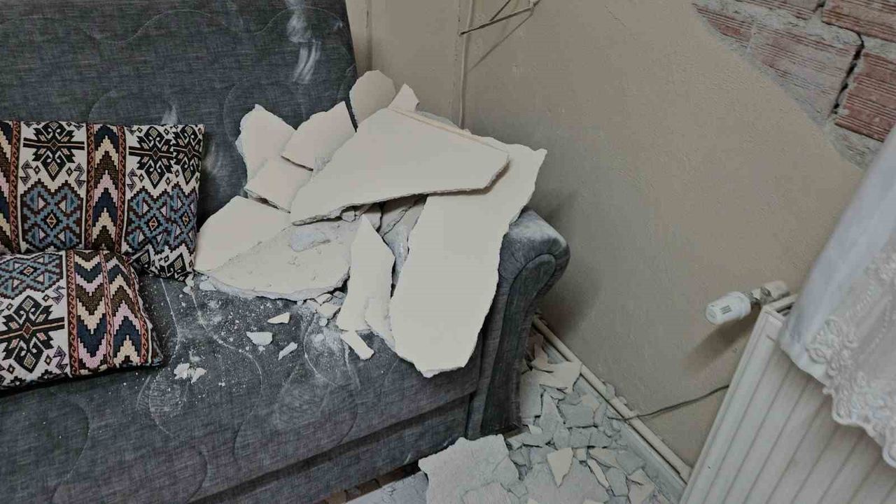 Sındırgı’da iki 6 büyüklüğündeki deprem Öğretmenler Sitesi’ni ağır hasara uğrattı