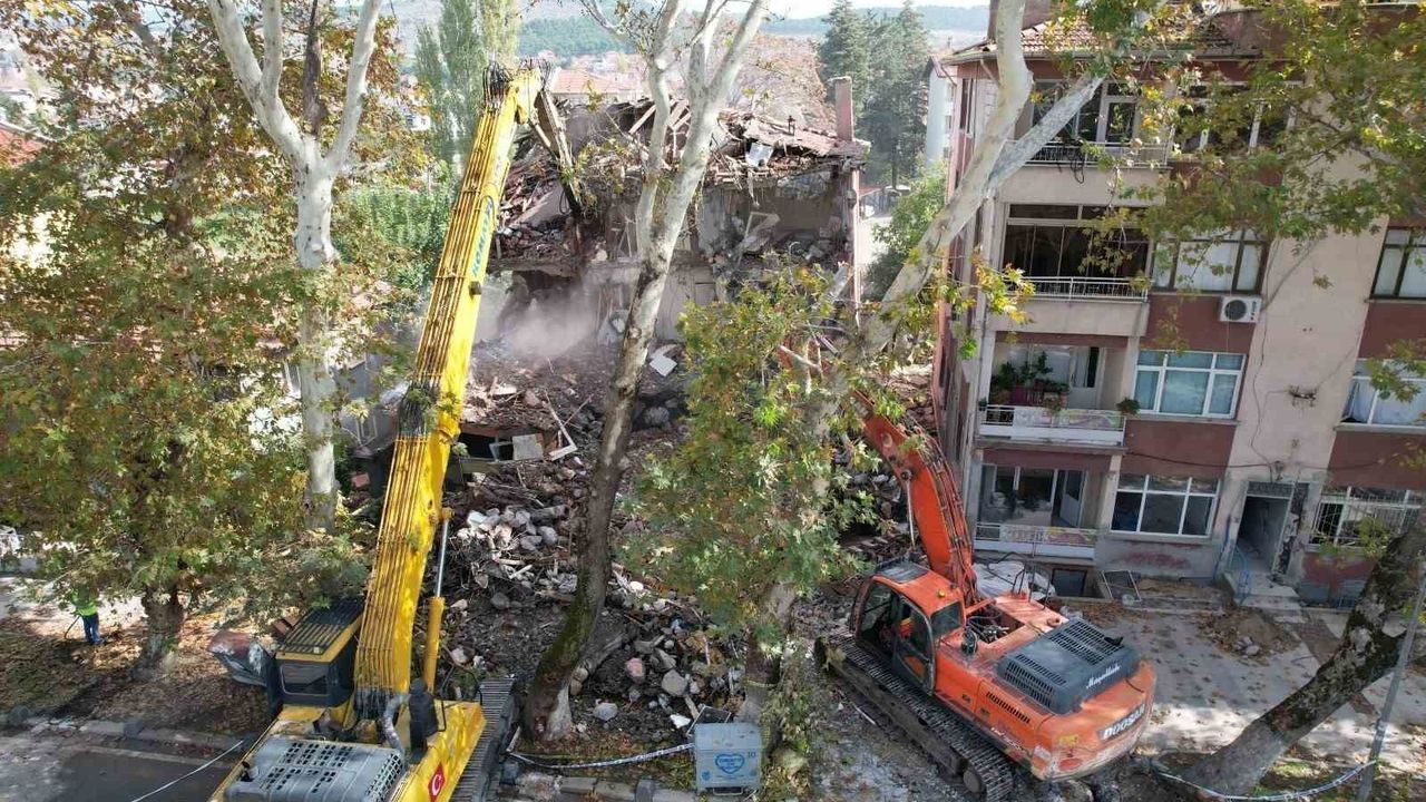 Sındırgı 'Genel hayata etkili afet bölgesi' ilan edildi; hasar tespiti ve destek çalışmaları sürüyor