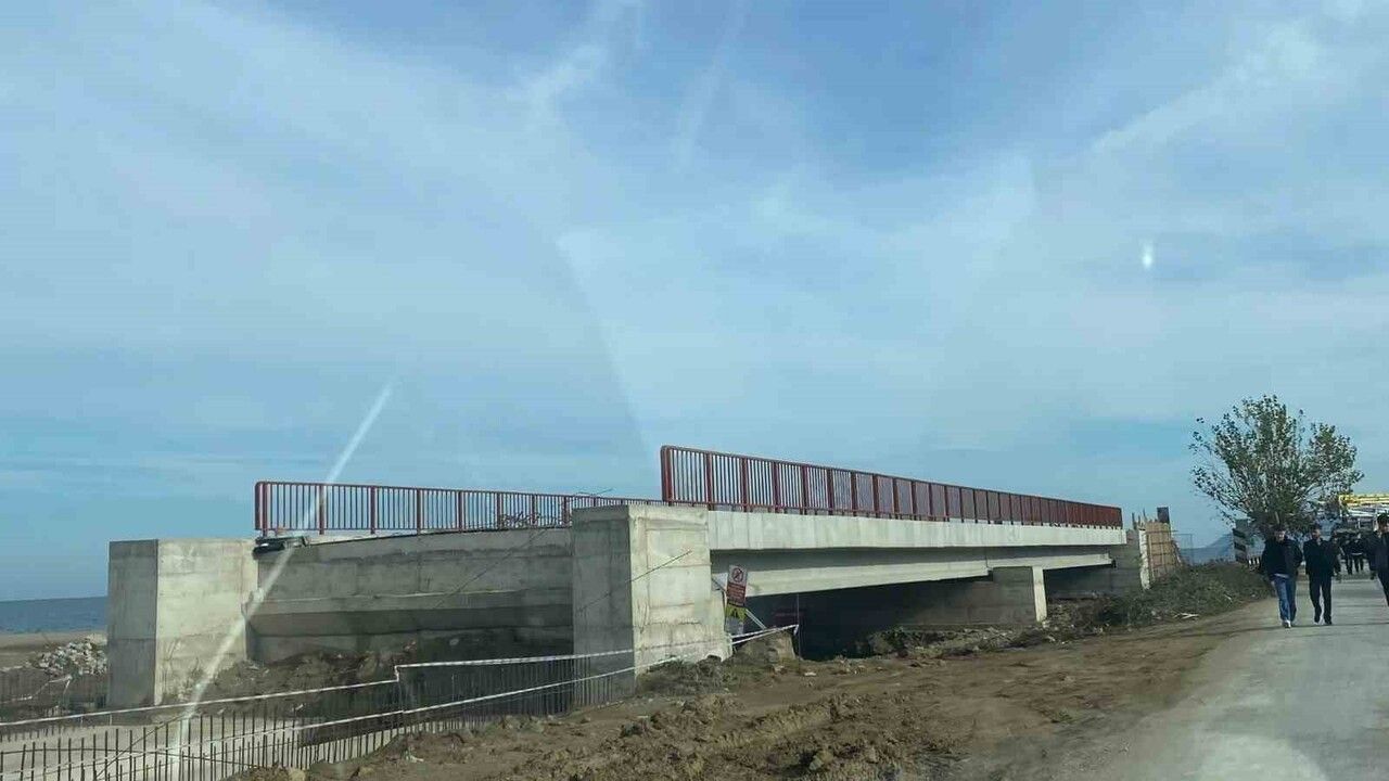 Sinop Akliman'da trafik rahatlatacak köprü projesinde zemin güçlendirme ve kazık çakma çalışmaları sürüyor