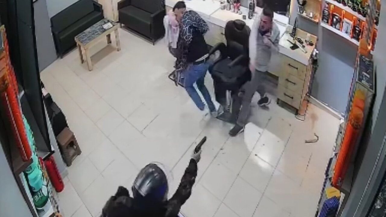 Sinop Ayancık'ta berber dükkanına silahlı saldırı; iş yeri kamerası kaydetti