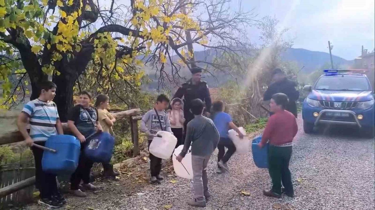 Sinop Kirençukuru'da köy çocuklarından jandarmaya bidonlu 'Yasemen' karşılama