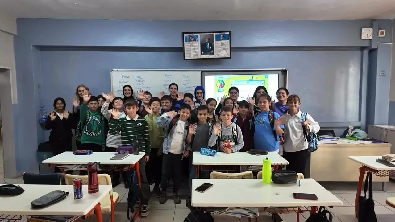 Sinop Polisi, 'Mutlu Şehirde Polis Çocuk El Ele' kapsamında öğrencilere eğitim seti ve motivasyon desteği verdi