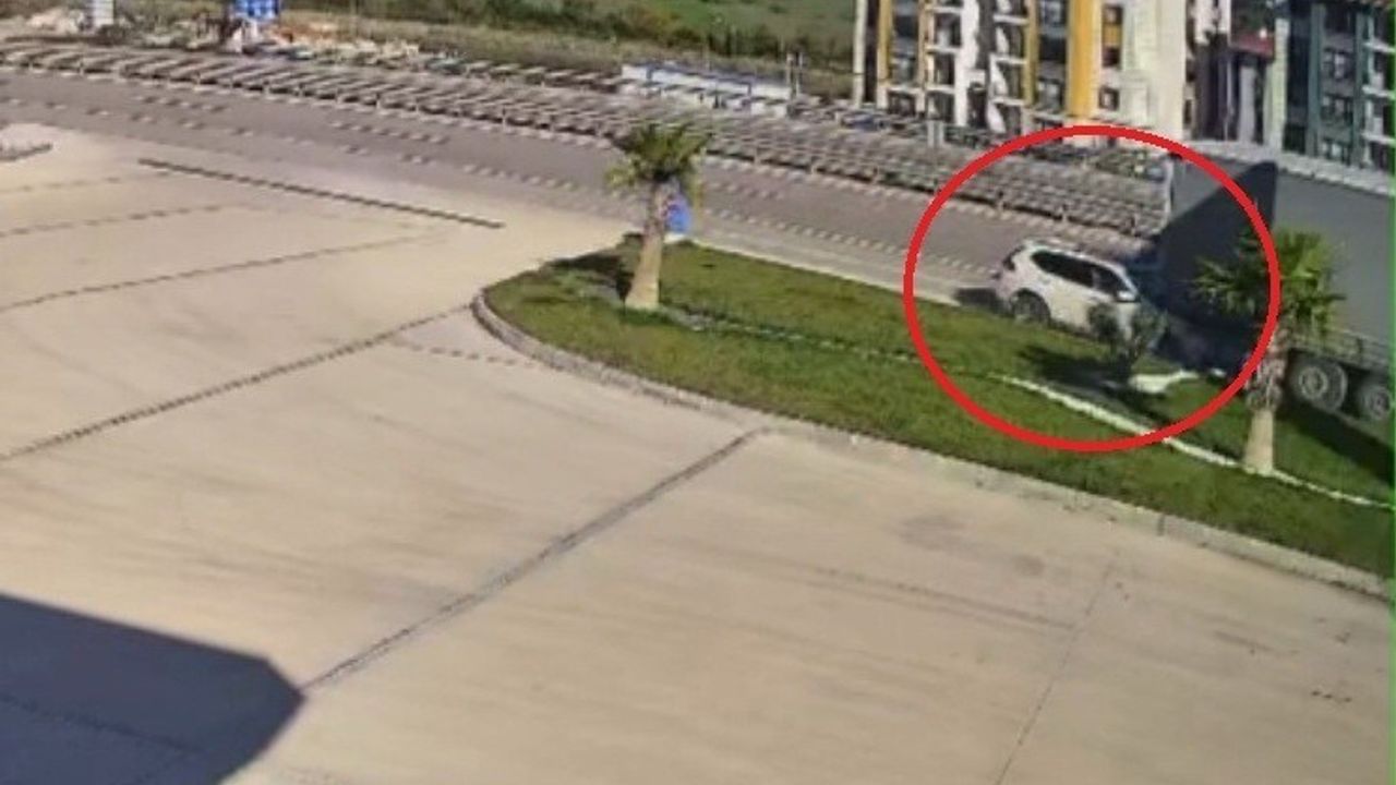 Sinop-Samsun kara yolunda tıra çarpan otomobilin sürücüsü yaşamını yitirdi