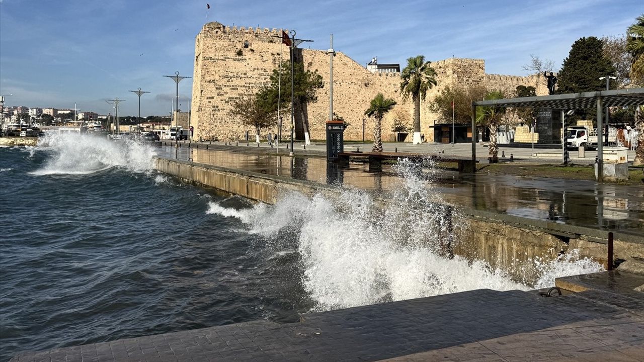 Sinop'ta Karadeniz fırtınası sahilde yüksek dalgalar oluşturdu