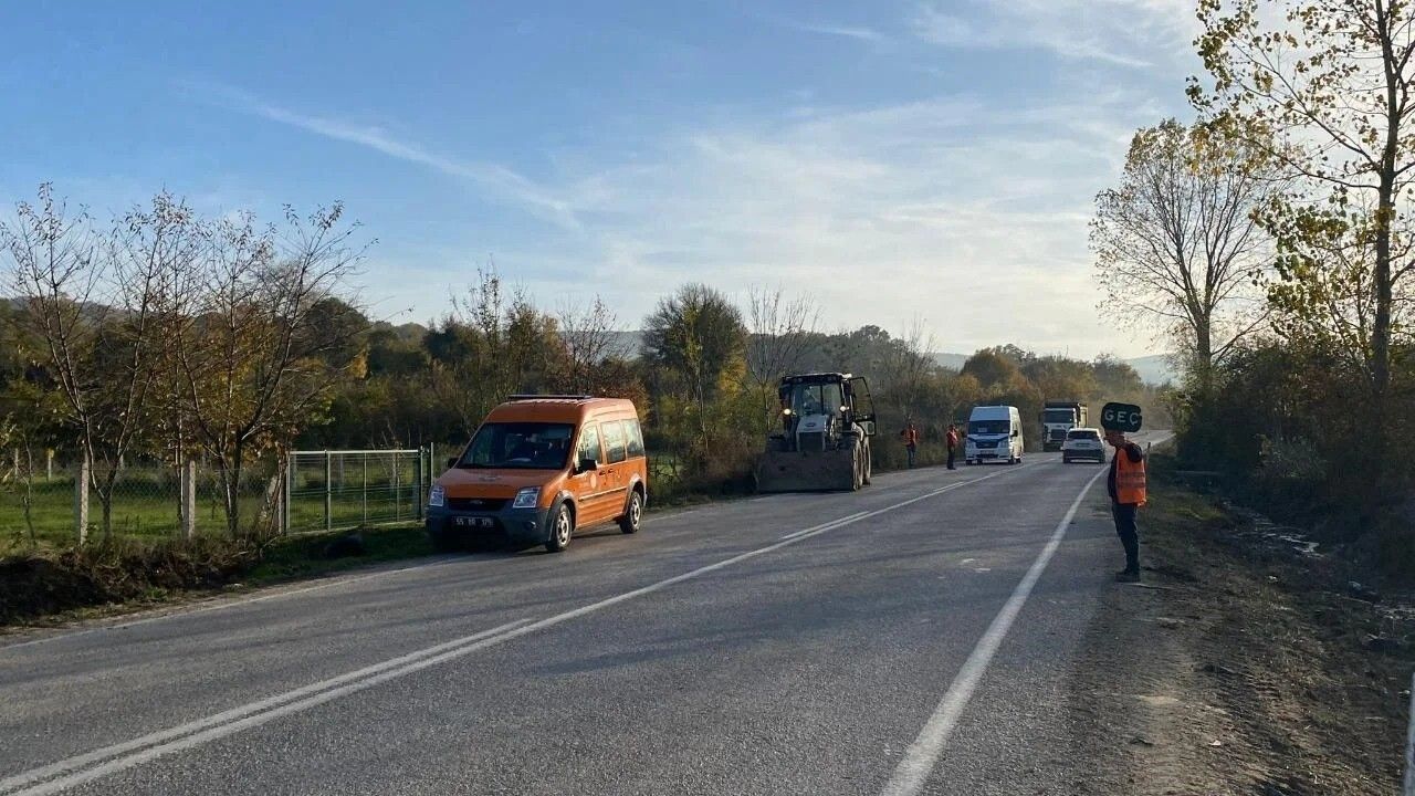 Sinop’ta kış hazırlıkları hızlandı: Karayolları hendek ve su kanalı temizliği sürüyor