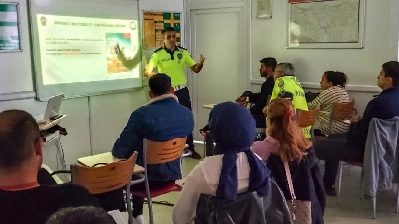 Sinop’ta sürücü kurslarında motosiklet güvenliği eğitimi