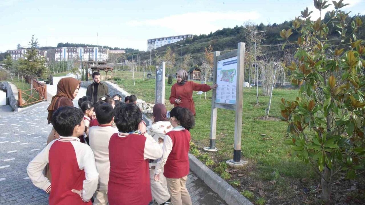 Şıralık Vatan İlkokulu Öğrencileri Düzce Üniversitesi Botanik Bahçesini Ziyaret Etti