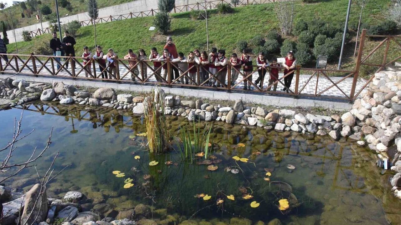 Şıralık Vatan İlkokulu Öğrencileri Düzce Üniversitesi Süs ve Tıbbi Bitkiler Botanik Bahçesini Gezdi