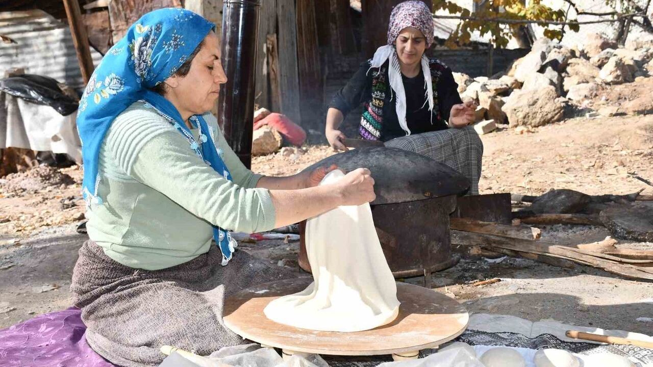 Şırnak Beytüşşebap'ta Kış Hazırlığı: Kadınlar İmeceyle Her Ev İçin 200 Ekmek Pişiriyor