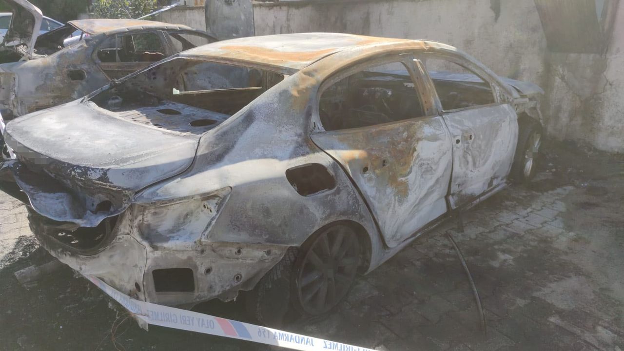 Şırnak Kumçatı'da park halindeki iki araçta gece yangını