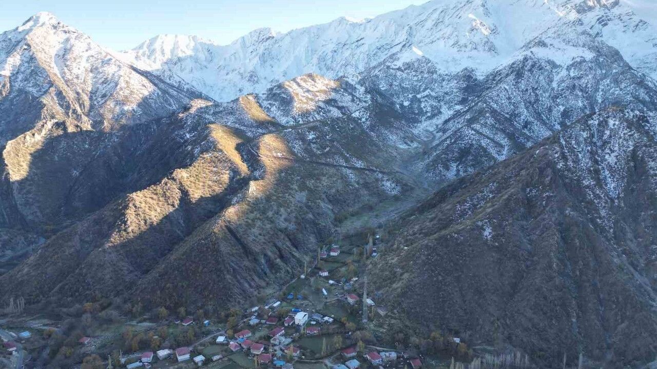 Şırnak’ta 3 bin rakımlı Tanin ve Kato dağlarında kar örtüsü kartpostallık görüntüler oluşturdu
