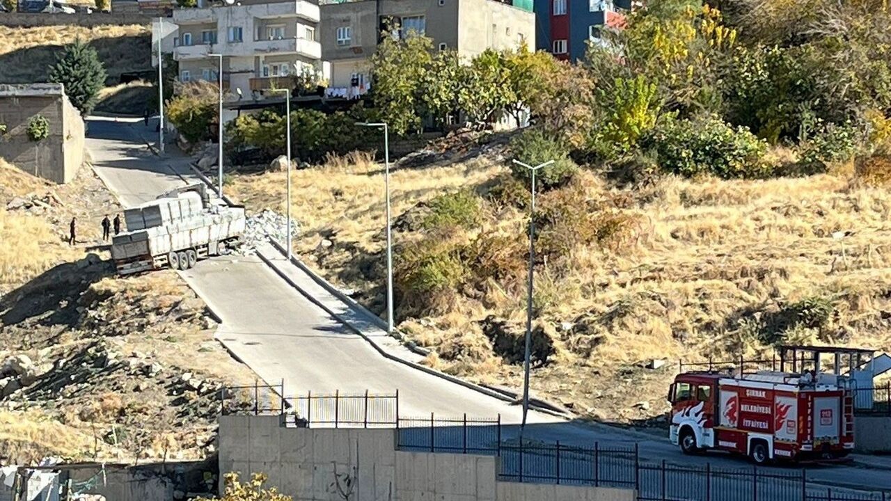 Şırnak'ta Bahçelievler'de briket yüklü tır devrildi: 1 yaralı