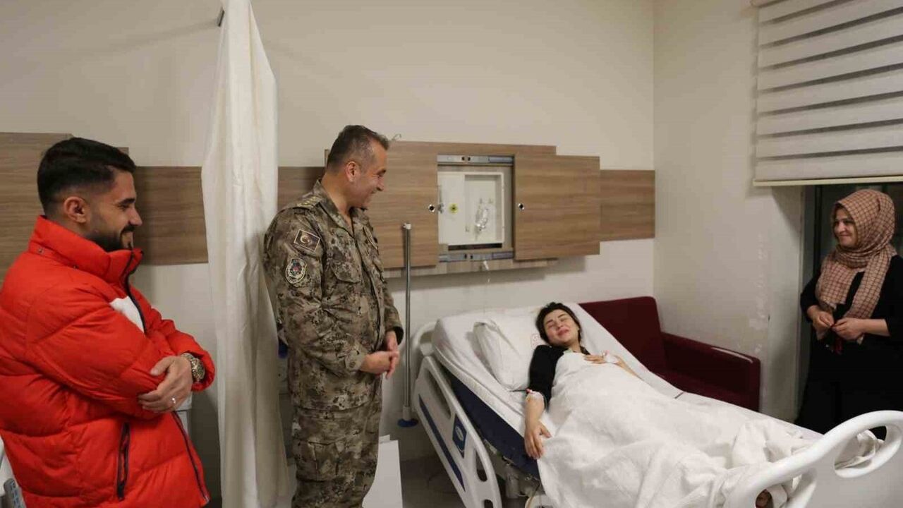 Şırnak’ta İkiz Bebekten Erkeğe 'Volkan' İsmi Verildi; İl Emniyet Müdürü Hastanede Ziyaret Etti