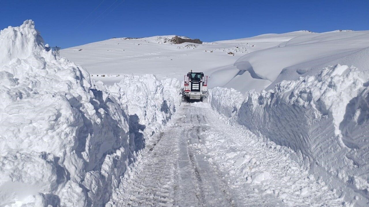 Şırnak'ta kar örtüsü yer yer 1 metreyi aştı; Beytüşşebap'ta yol açma çalışmaları sürüyor
