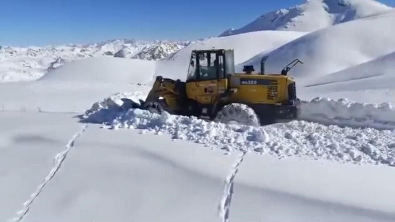 Şırnak'ta karla mücadele: Beytüşşebap Yeşilöz Yaylasında yol açma çalışmaları sürüyor