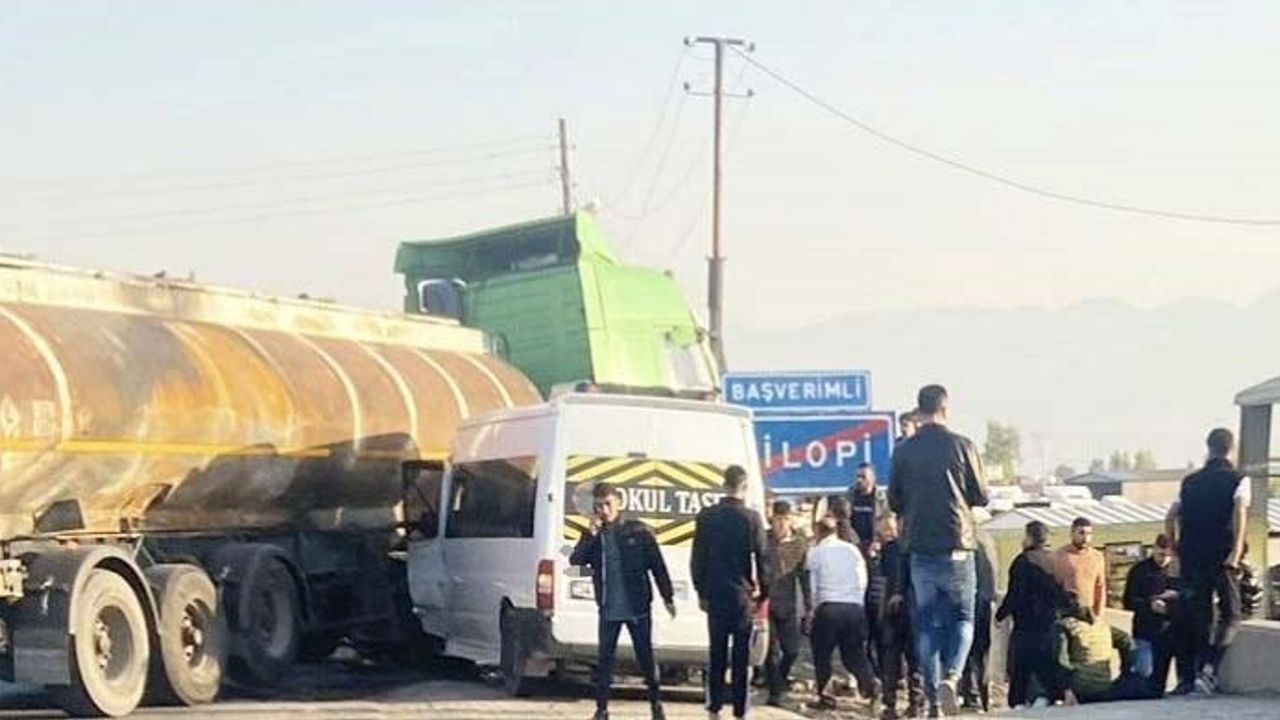 Şırnak’ta okul servisi ile tanker çarpıştı: 13’ü öğrenci, 14 yaralı
