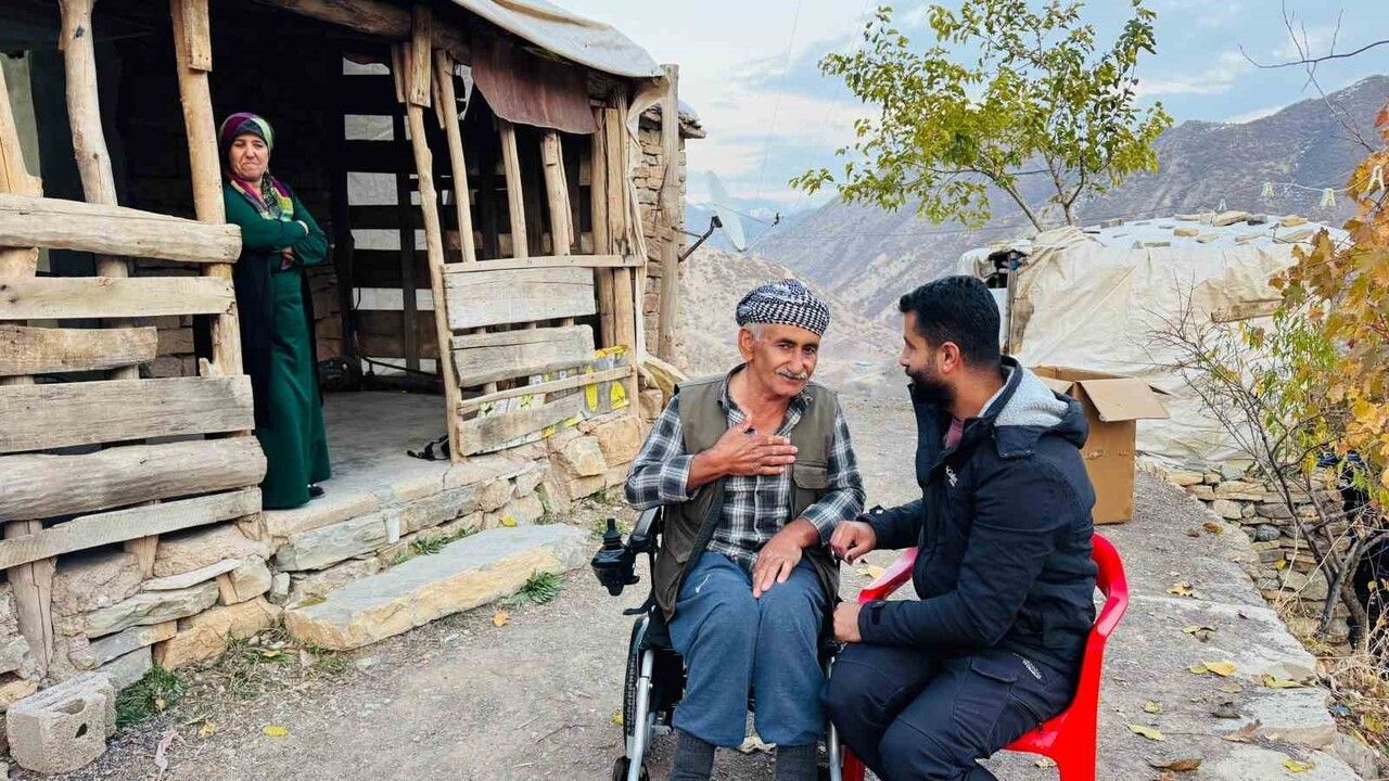 Şırnak'ta polis memuru Mustafa Şahin 300 çocuğa bot ve mont dağıttı, bir engelliye akülü sandalye hediye etti