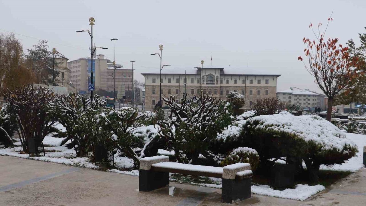 Sivas beyaz örtüsüne büründü: Kartpostallık kar manzaraları