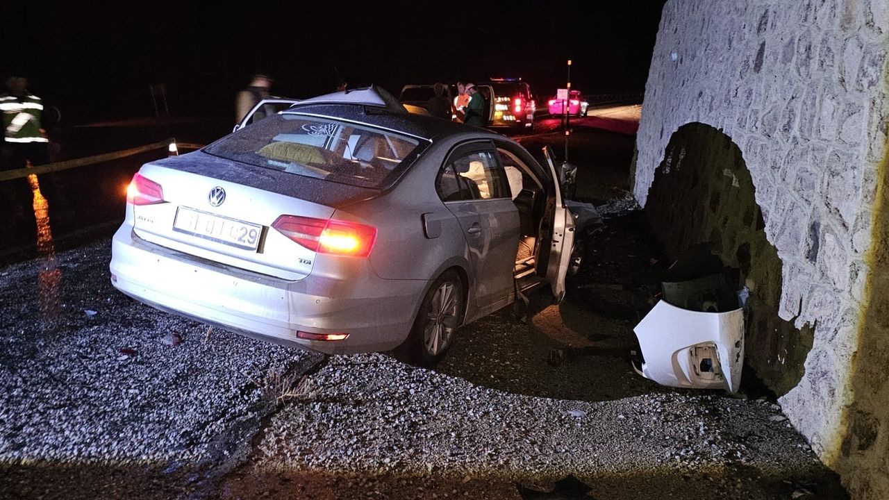 Sivas'ın Suşehri Kekeç köyünde iki otomobil çarpıştı: 1 ölü, 2 yaralı