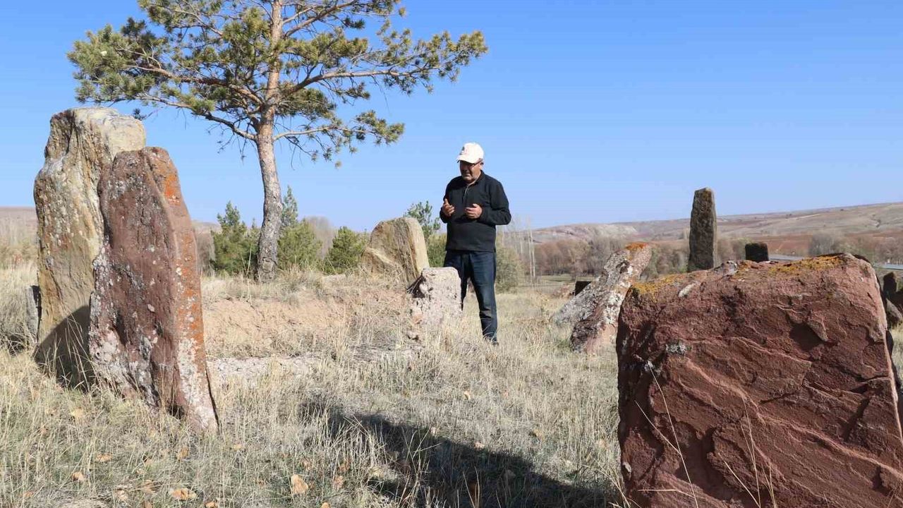 Sivas Karayün'de 400 yıllık mezarlık: Orhun Kitabelerini andıran yazısız dev mezar taşları