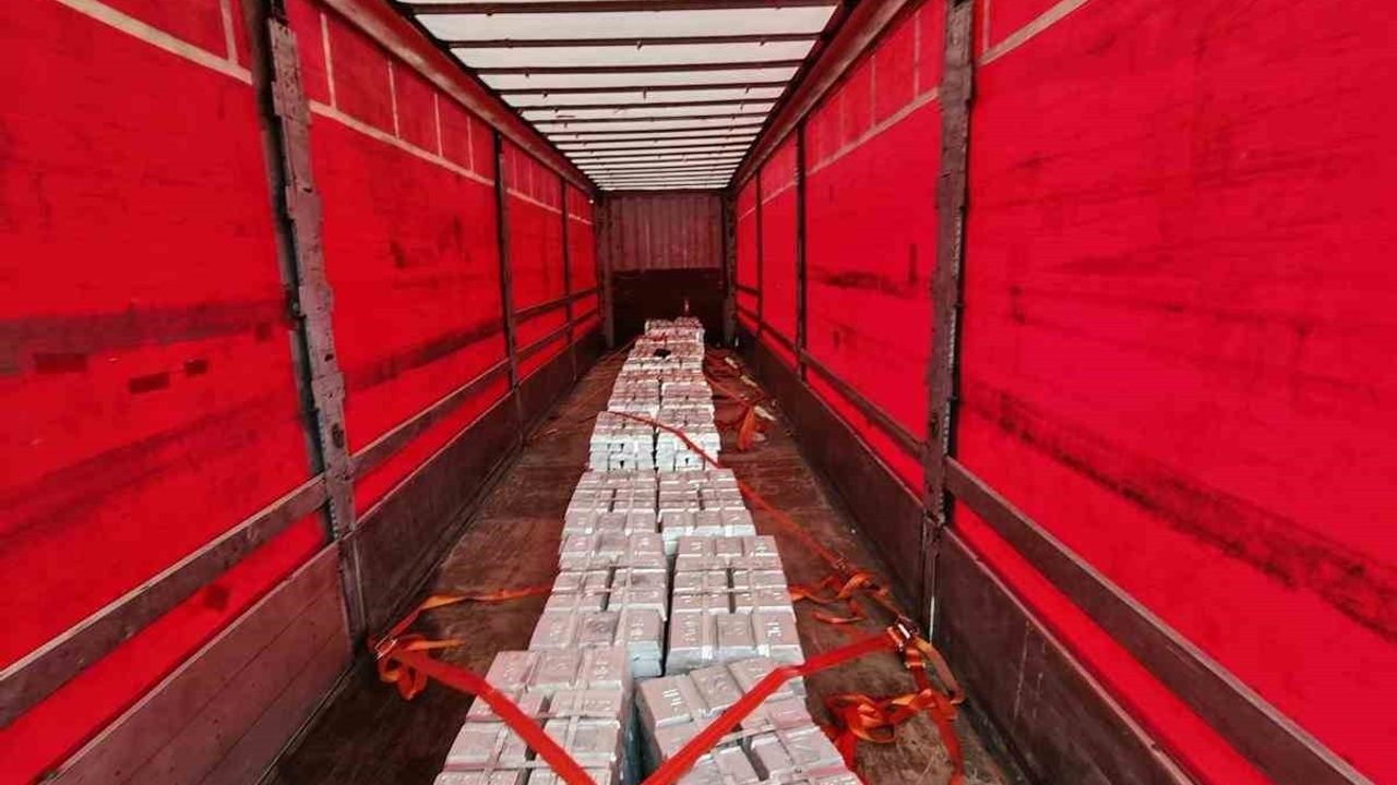 Sivas'ta durdurulan tırın dorsesinde 18 kaçak göçmen yakalandı; sürücüler tutuklandı