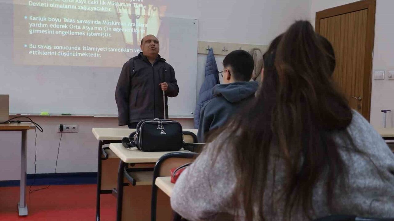 Sivas'ta görme engelli öğretmenler gönül bağıyla eğitimi sürdürüyor