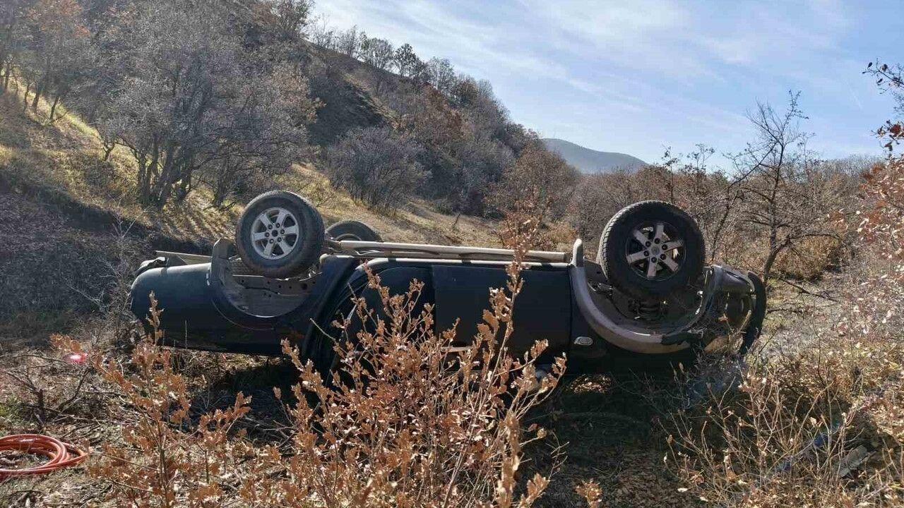 Sivas'ta haber alınamayan öğretmenin aracı dere kenarında bulundu: kaza sonucu yaşamını yitirdi