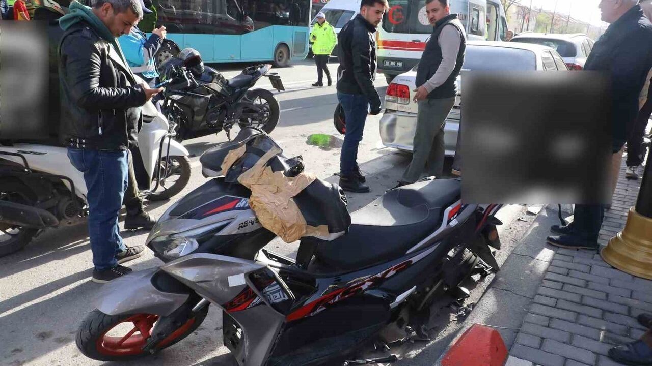Sivas'ta iki motosiklet çarpıştı: 2 sürücü yaralandı