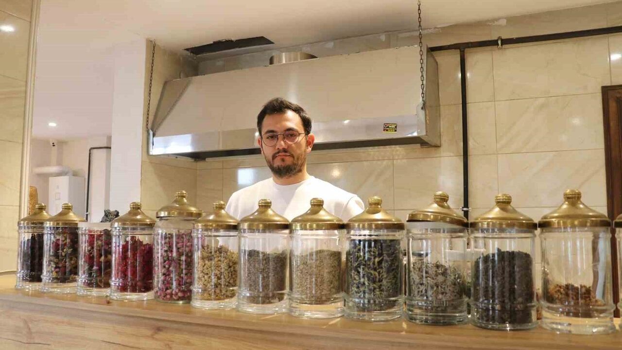 Sivas'ta Kafede 50 Çeşit Bitki Çayı: Renkleri ve Müşteri İsimleriyle İlgi Çekiyor