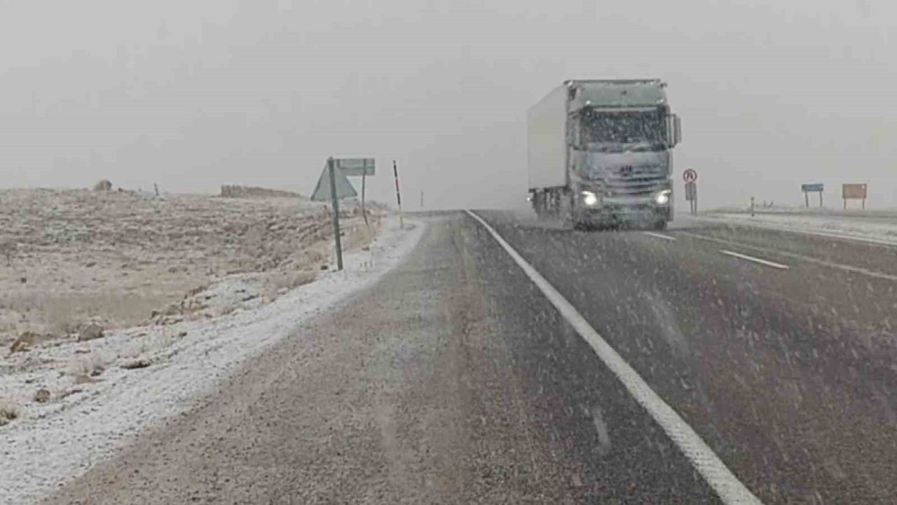 Sivas'ta kar yağışı: Gürün'de görüş yer yer 50 metreye düştü, geçitlerde kontrollü geçiş sağlandı