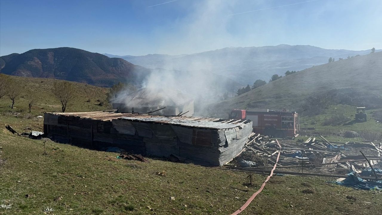 Sivas'ta Koyulhisar'da yayla evinde çıkan yangın evin kullanılamaz hale gelmesine yol açtı