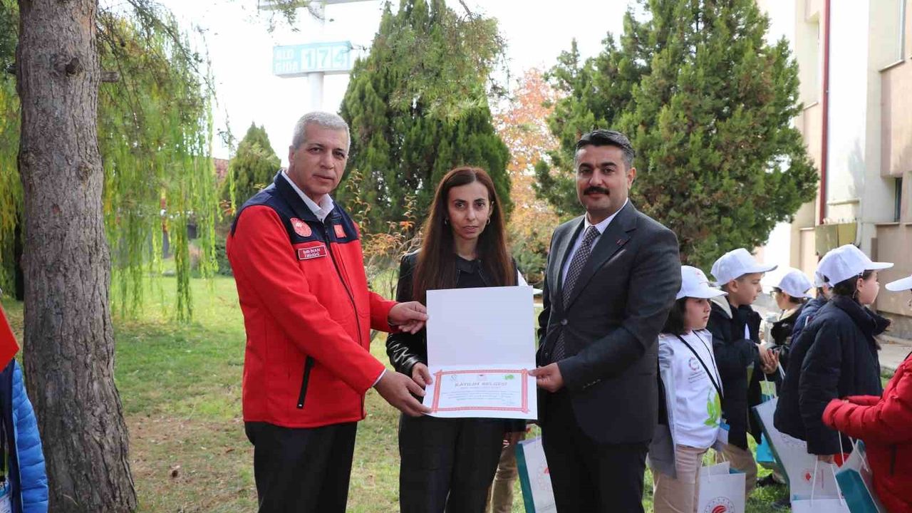 Sivas'ta minikler 'Lider Çocuk Tarım Kampı'nda tarhana paketleyip turşu yaptı