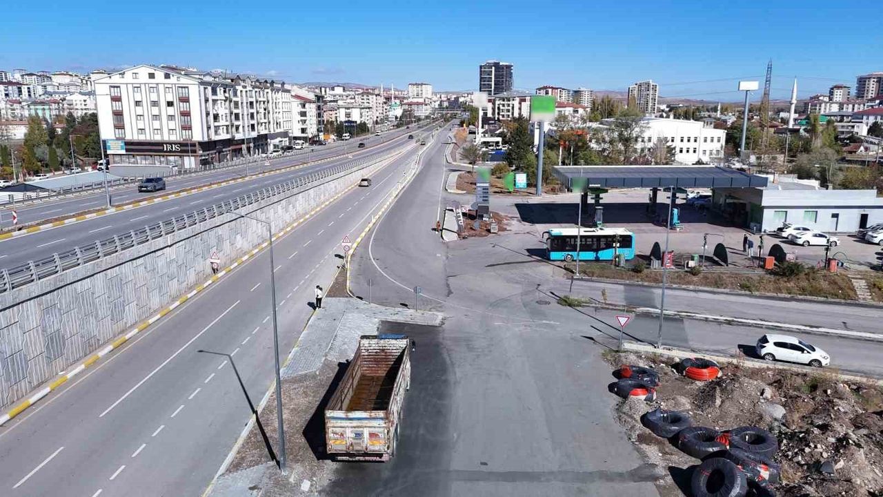 Sivas'ta viyadük düzenlemesi yan yol bağlantılarını kesti; esnaf mağduriyet bildiriyor