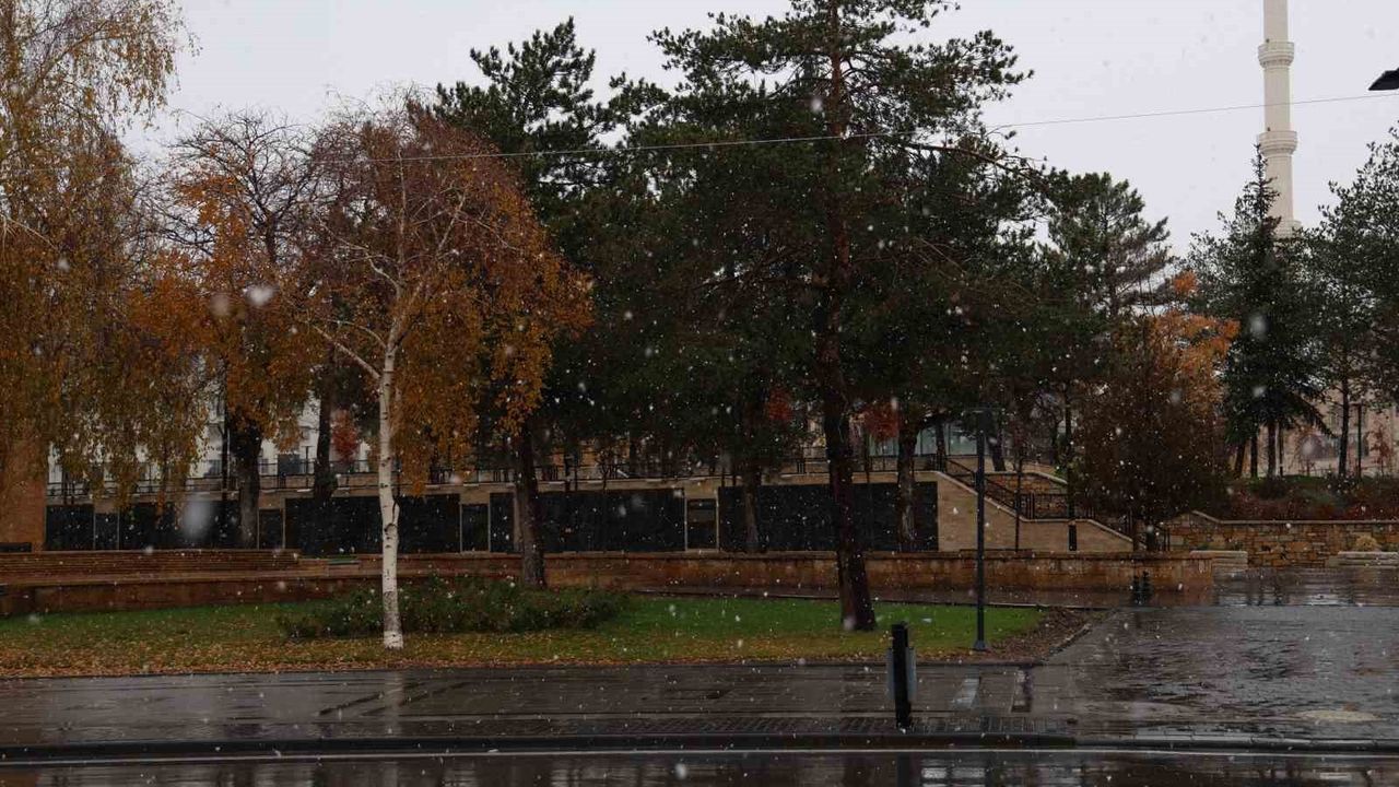 Sivas'ta yağmur sabaha kar getirdi; kent merkezinde kartpostallık görüntüler