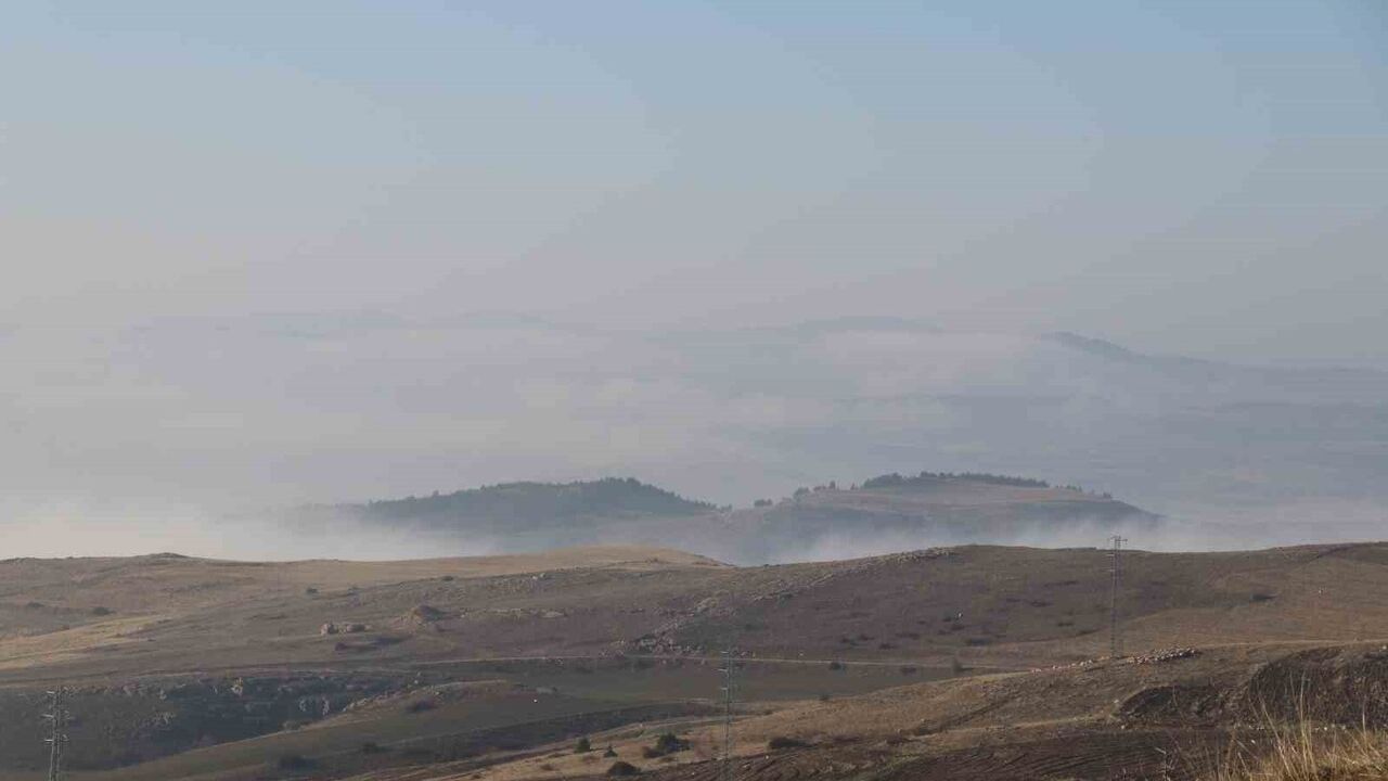 Sivas'ta Yoğun Sis: Merakum Tepesi'nden Kartpostallık Manzaralar