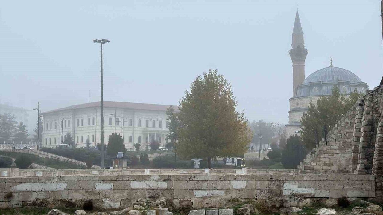 Sivas'ta yoğun sis tarihi kent meydanını görünmez kıldı