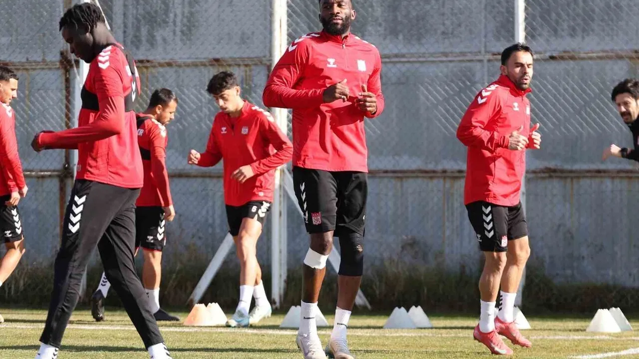 Sivasspor, Boluspor Maçı Öncesi Taktiksel Antrenmanla Hazırlıklarını Sürdürdü
