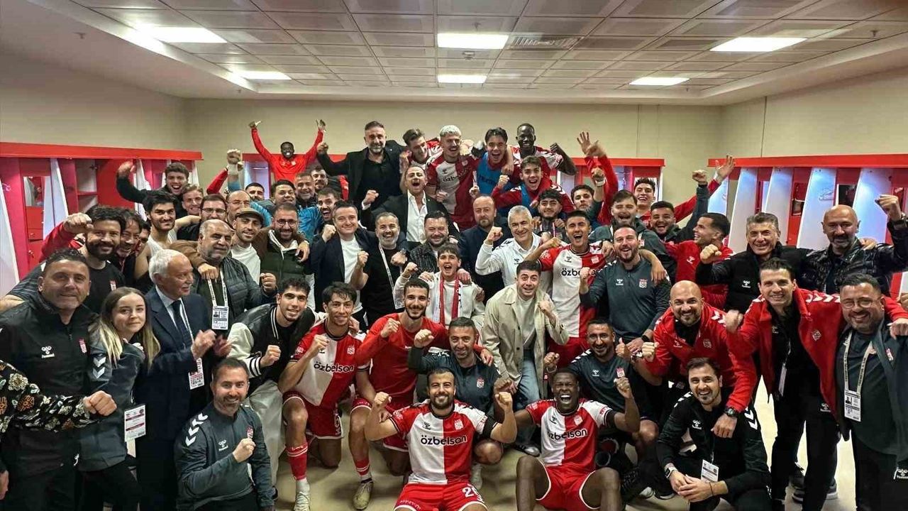 Sivasspor, Manisa FK Karşısında 3-2 Galibiyetin Ardından Soyunma Odasında Poz Verdi