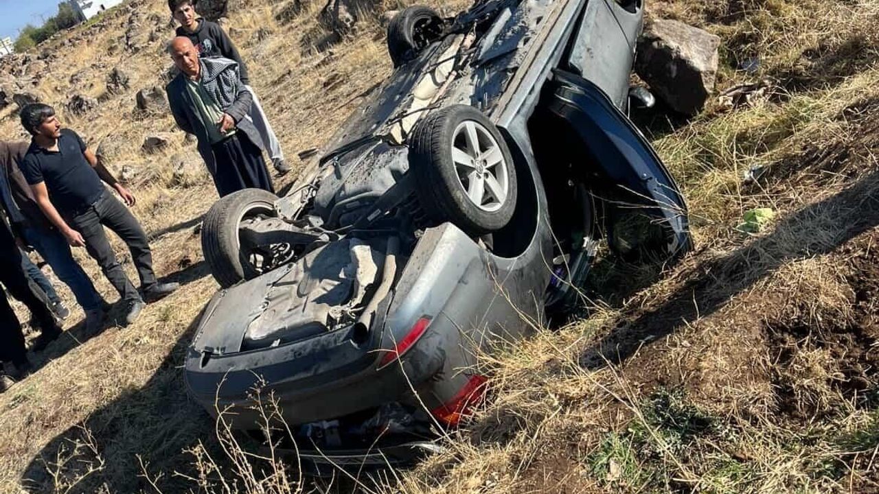 Siverek'te şarampole yuvarlanan otomobilde aynı aileden 4 kişi ağır yaralandı