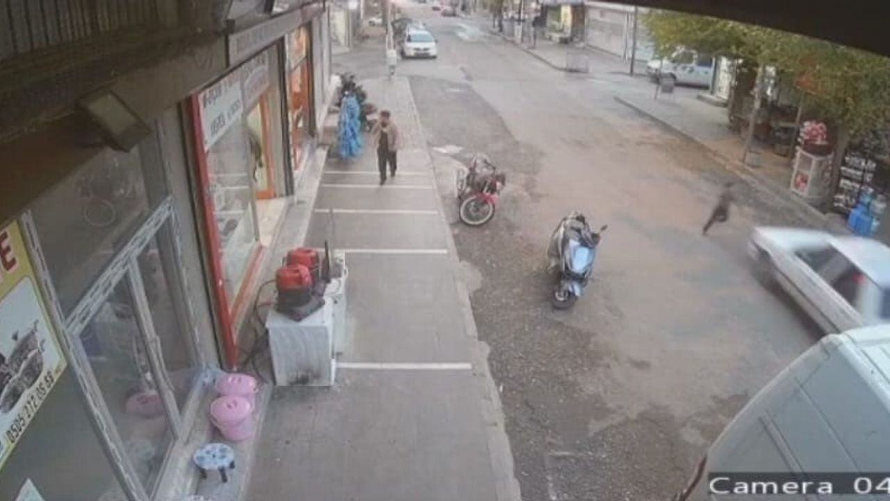 Siverek’te yolun karşısına geçmeye çalışan çocuğa otomobil çarptı; kaza anı güvenlik kamerasında