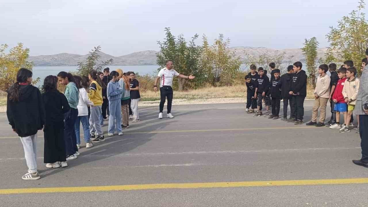 Sivrice'de 'Atatürk ve Gençlik Koşusu' öğrenciler ve öğretmenlerle gerçekleştirildi