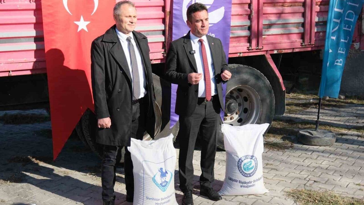 Sivrihisar'da Belediyeye Ait Atıl Araziler Üretime Kazandırıldı: 66 Dönümde Arpa Hasadı