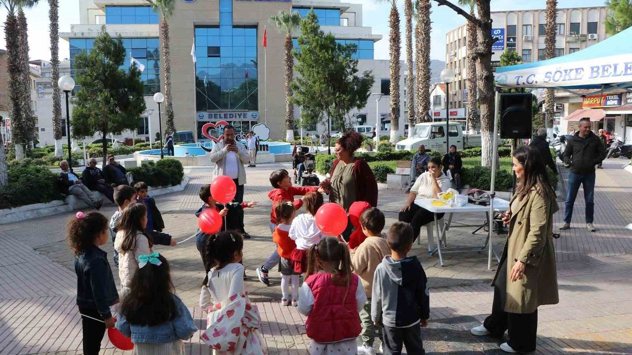 Söke Belediye Meydanı'nda 'Çocuklar Gülümsesin' Etkinliği: Hülya Toprak ile Drama Atölyesi ve Kitap İmza Günü