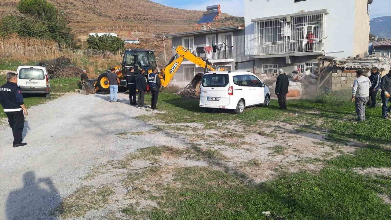 Söke Belediyesi kaçak keçi ağıllarını yıkarak müdahale etti