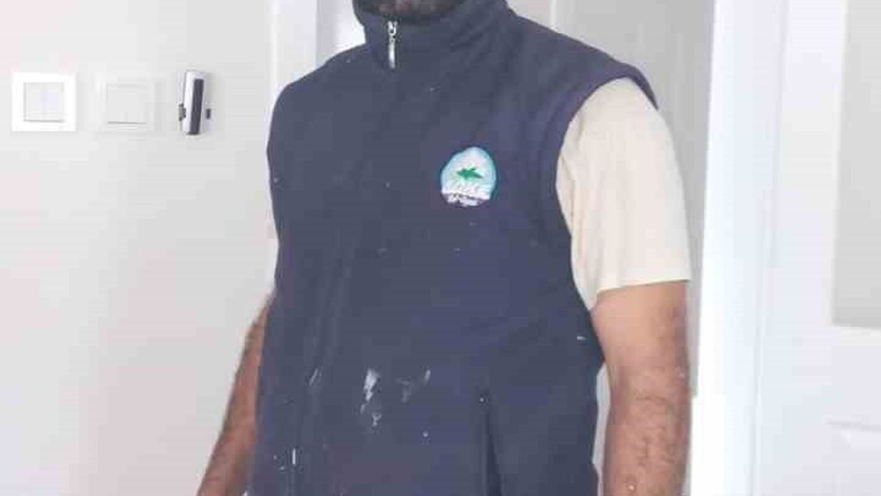 Söke Belediyesi personeli Nami Çiftçi, yerdeki parayı sahibine teslim etti