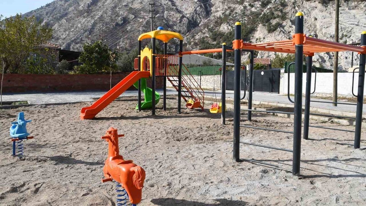 Söke Belediyesi Sazlı Mahallesi'ne Yeni Çocuk Oyun ve Dinlenme Alanı Kazandırdı