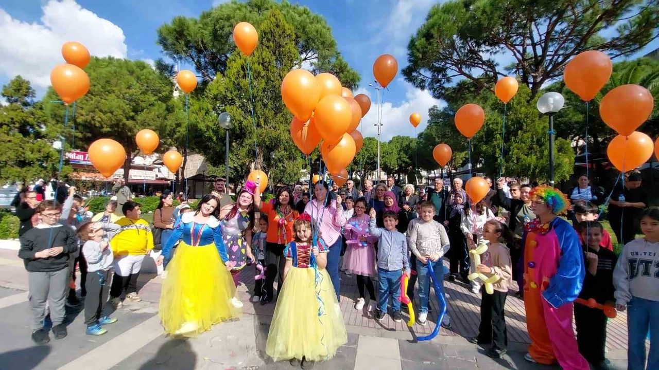 Söke'de 7 yaşındaki Masal için 'Lösemi Bitti' temalı balon etkinliği